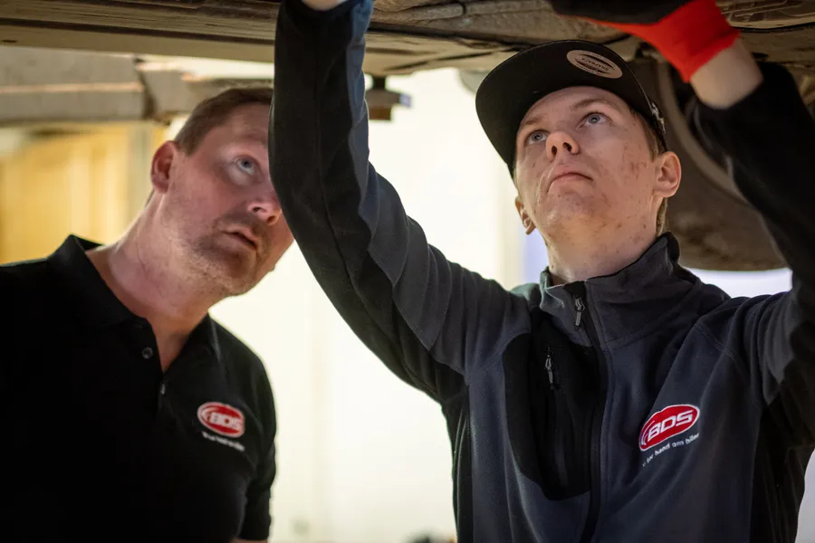 Mekaniker arbetar i verkstaden